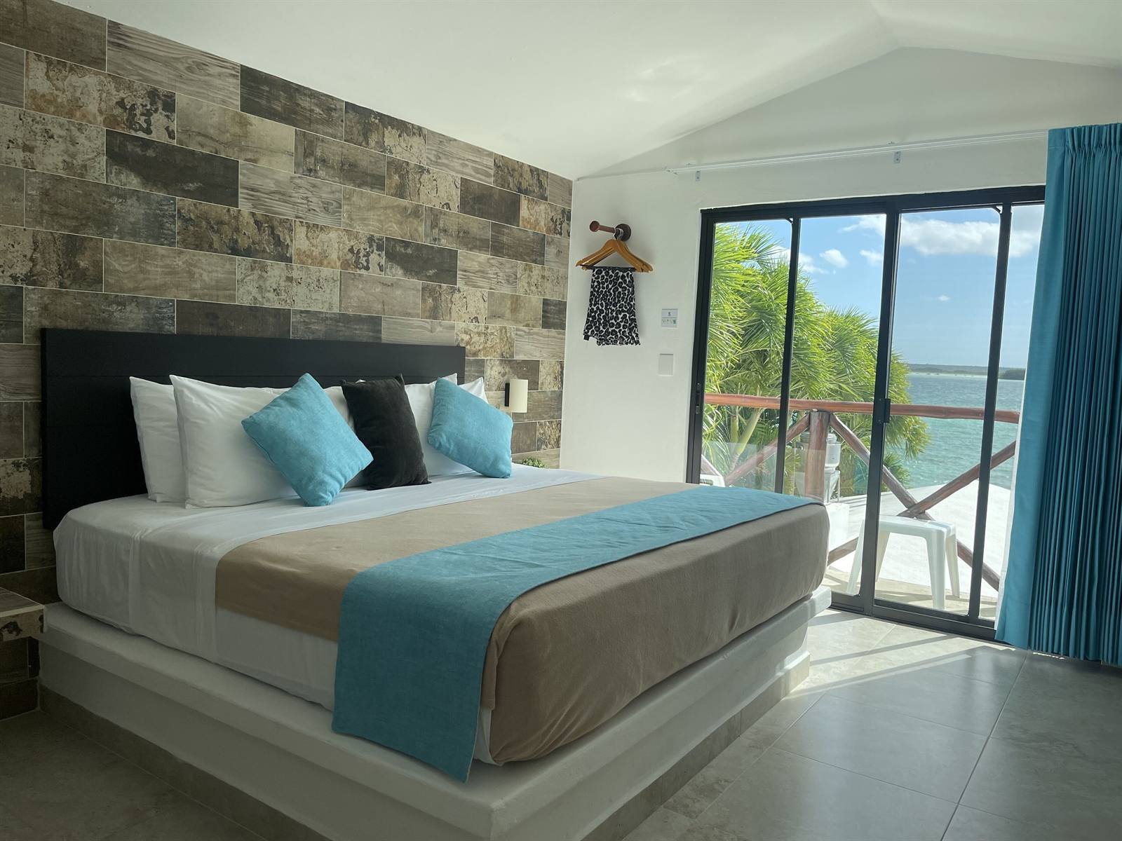 Aldea 19 Bacalar: deluxe room with a king bed and a balcony overlooking the lagoon