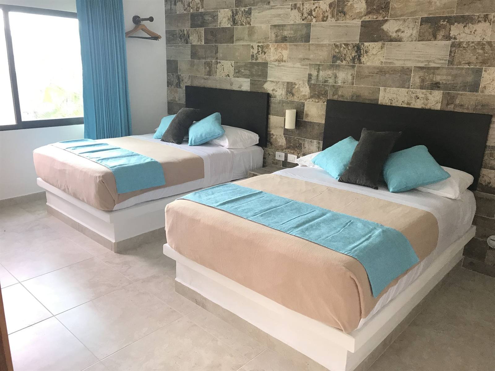 Aldea 19 Bacalar: family duplex with two queen beds and a stone wall